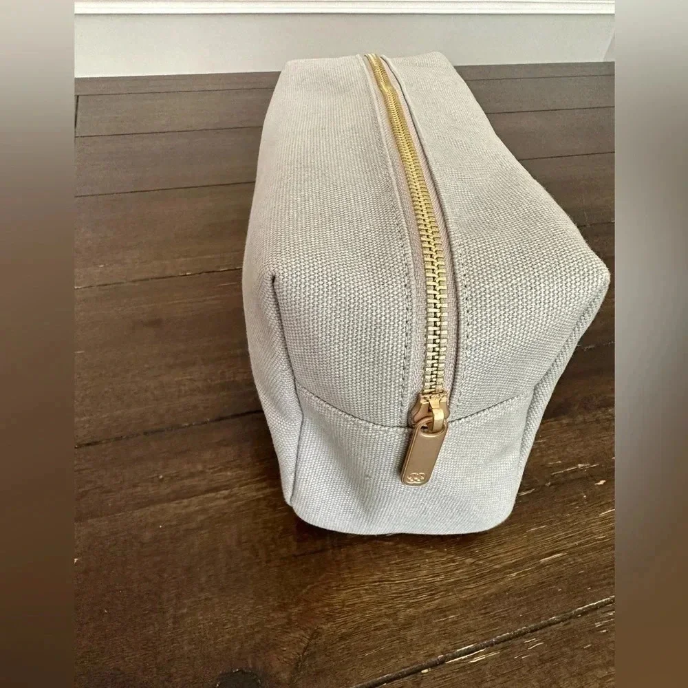 Harklinikken cosmetics bag